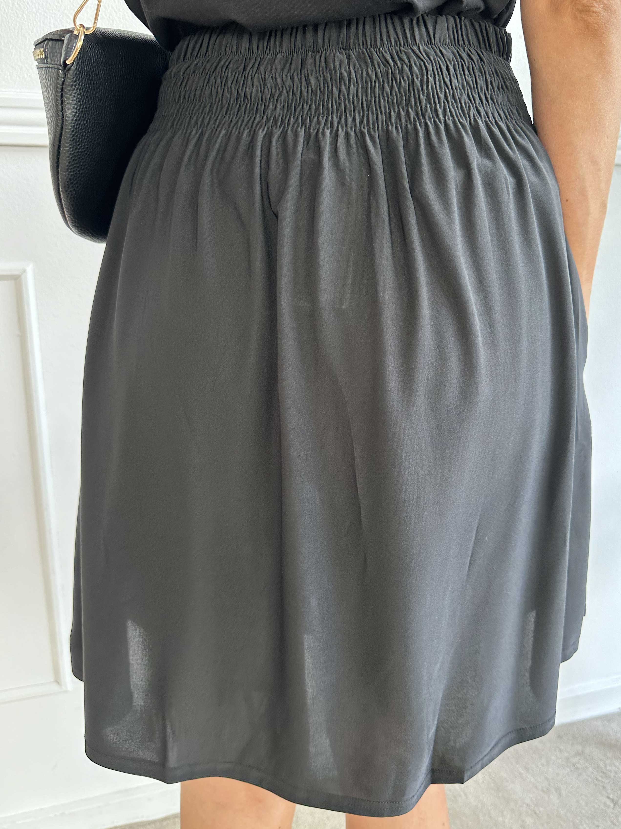 Pams Plain Short Skirt - Kort nederdel i stretchy stof med lommer